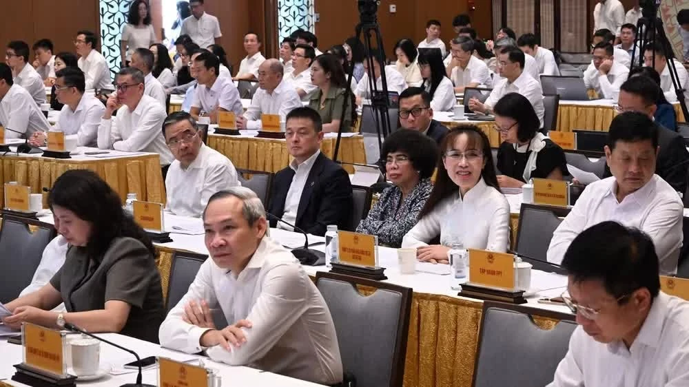 Đại diện lãnh đạo các bộ, ngành, cơ quan, tập đoàn, tổng công ty chủ chốt tham dự Phiên họp Chính phủ thường kỳ tháng 6 và Hội nghị trực tuyến với địa phương. (Ảnh: TRẦN HẢI)