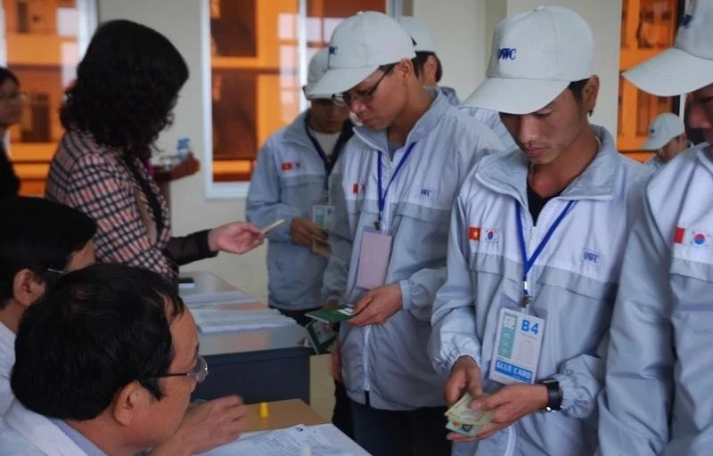 Lao động đi làm việc tại Hàn Quốc làm thủ tục kí quỹ.