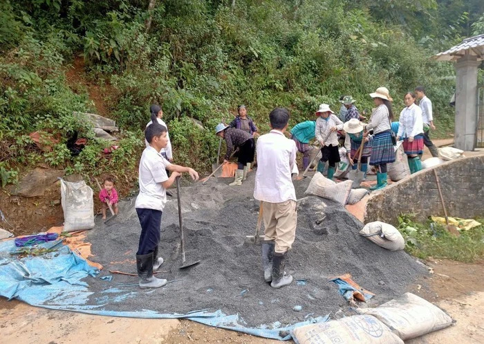 Người dân chung tay xây dựng đường giao thông nông thôn.