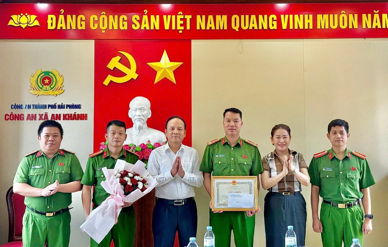 Lãnh đạo xã An Khánh khen thưởng lực lượng phá án.
