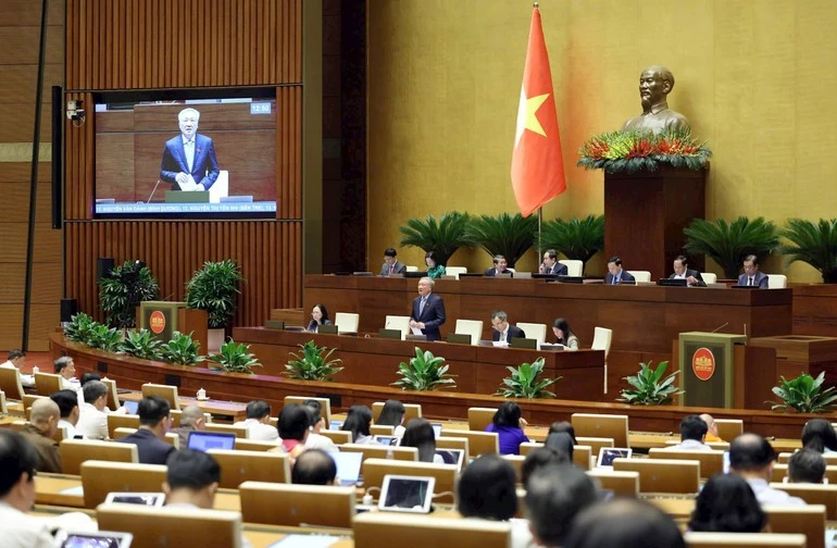Phó Thủ tướng Thường trực Nguyễn Hòa Bình trả lời chất vấn các đại biểu Quốc hội.