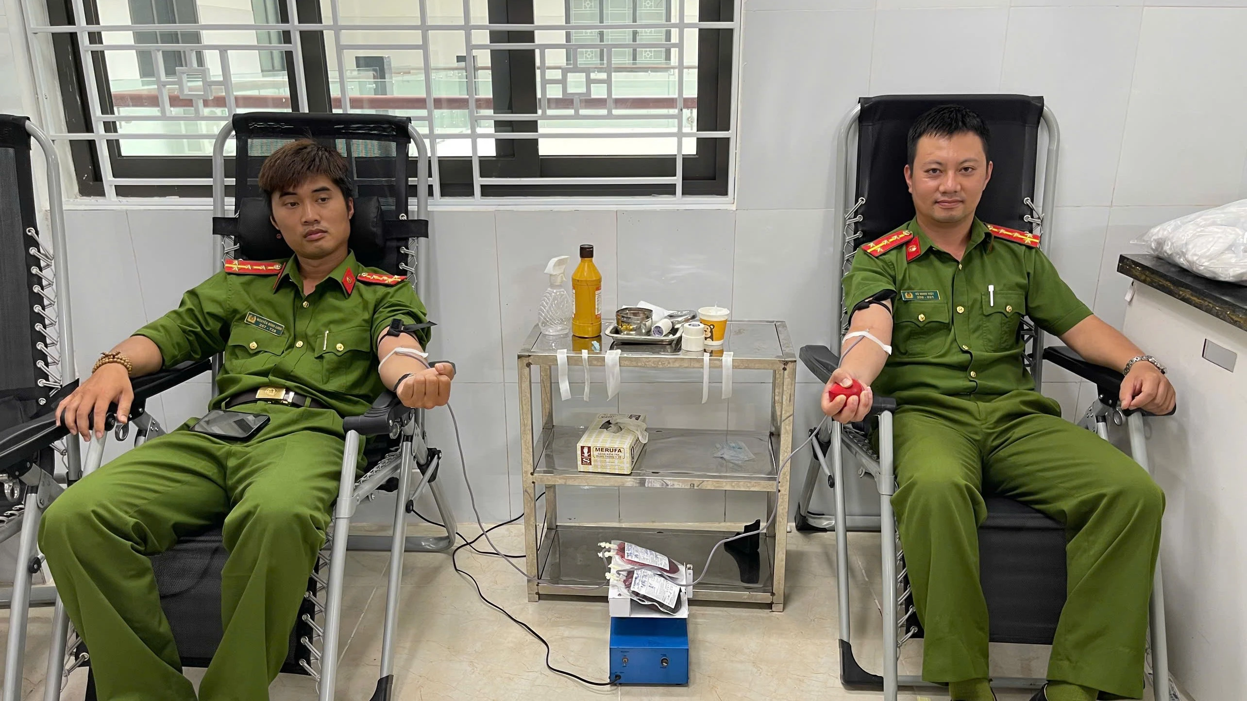 dong-chi-dai-uy-nguyen-dinh-linh-va-dong-chi-dai-uy-vu-minh-viet-dang-hien-mau-tai-benh-vien-da-khoa-so-2-tinh-lao-cai.jpg