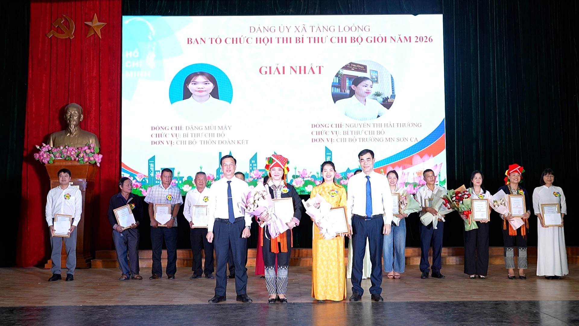lanh-dao-tinh-va-xa-trao-2-giai-nhat-cho-cac-thi-sinh.jpg