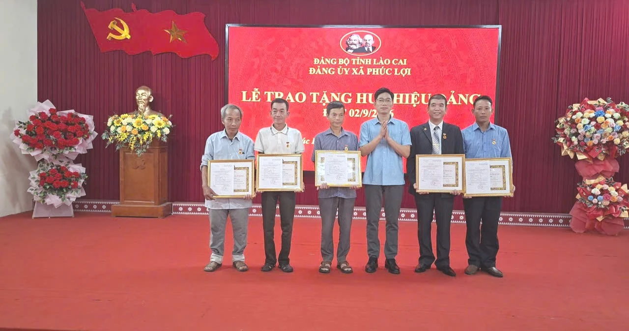 lanh-dao-xa-trao-huy-hieu-30-nam-tuoi-dang-dang-cho-cac-dang-vien-7779.jpg