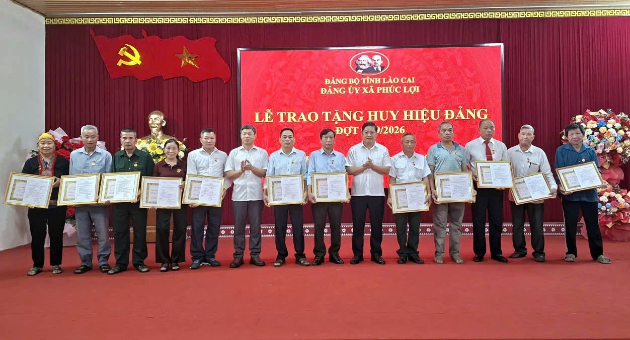 lanh-dao-xa-trao-huy-hieu-35-nam-tuoi-dang-cho-cac-dang-vien.jpg