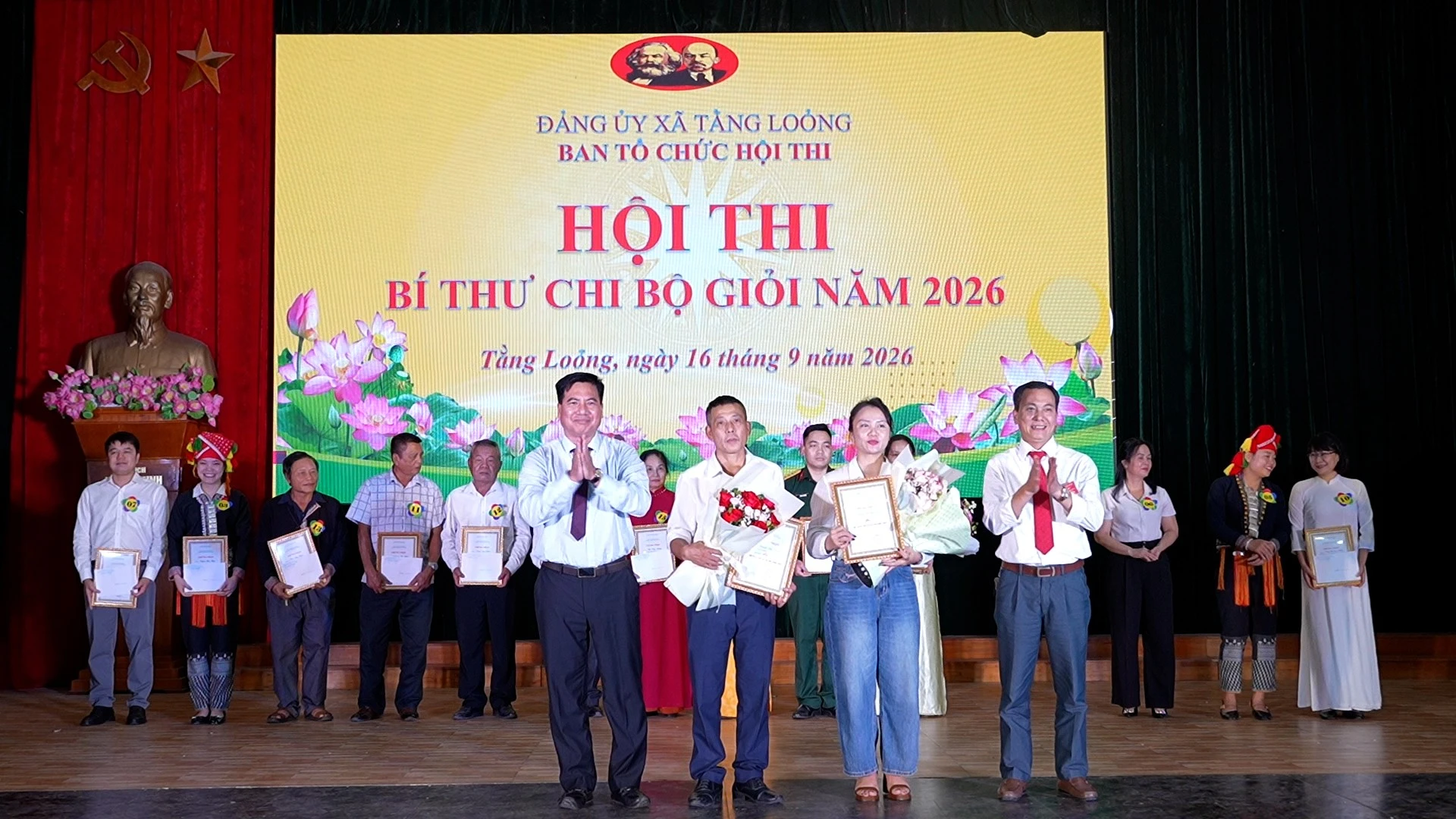 lanh-dao-xa-trao-2-giai-nhi-cho-cac-thi-sinh-2.jpg