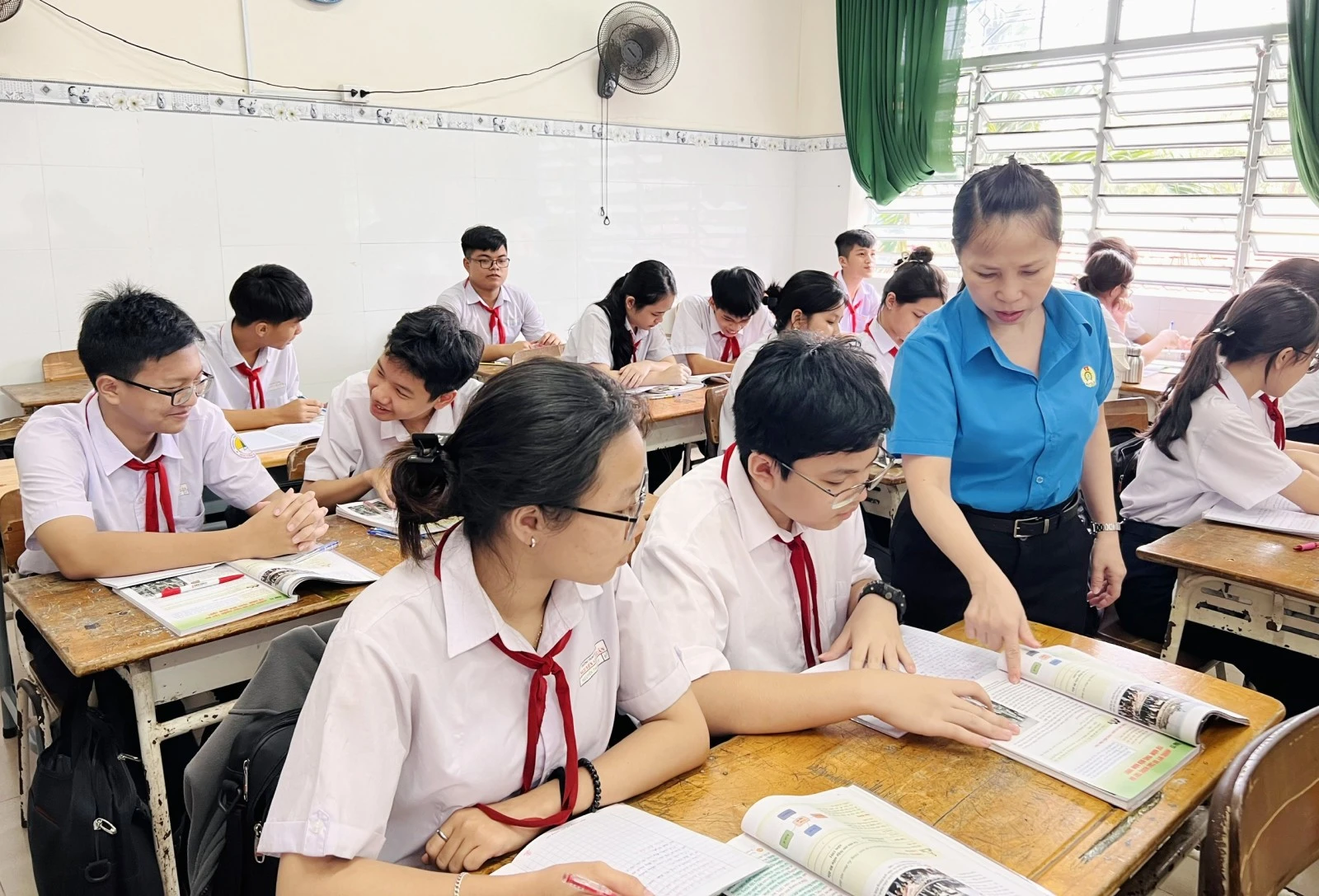 Giáo viên Trường THCS Nguyễn Viết Xuân hướng dẫn học sinh nội dung bài học môn Lịch sử - Địa lý.