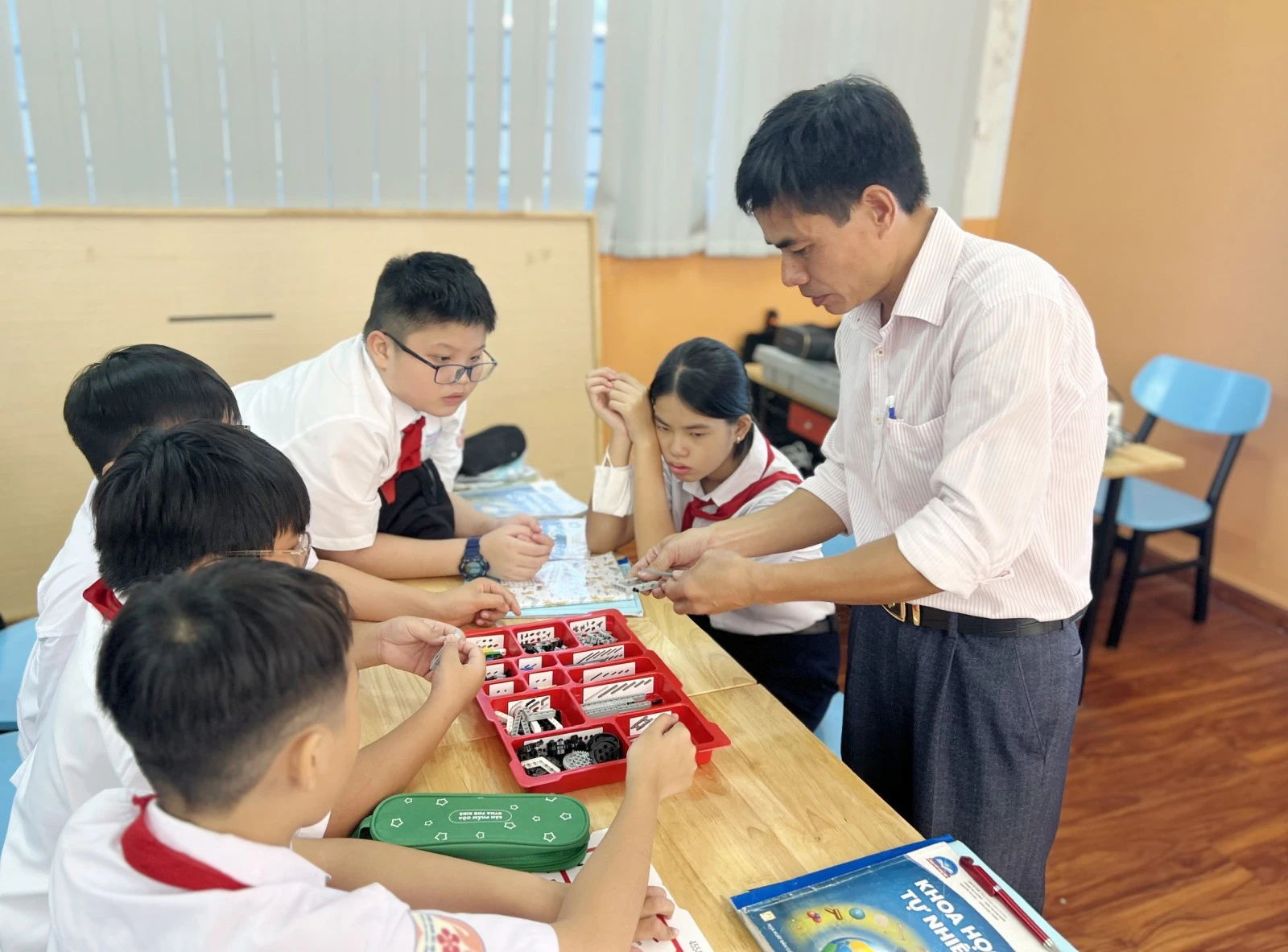 Thầy và trò Trường THCS Nguyễn Thị Minh Khai trong một giờ học môn Khoa học tự nhiên.