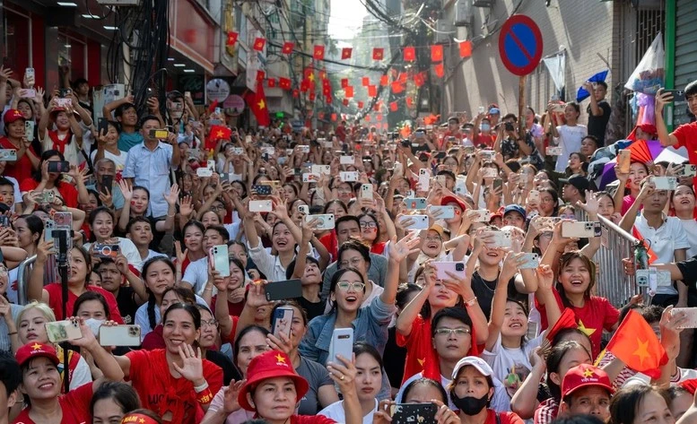 Người dân phấn khởi hò reo khi các khối diễu binh, diễu hành đi qua.