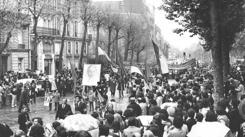 Ngày 6/5/1975, kiều bào diễu hành mừng miền nam được giải phóng, đất nước được thống nhất trên đường phố Paris trong tiếng vỗ tay chúc mừng của bạn bè Pháp.