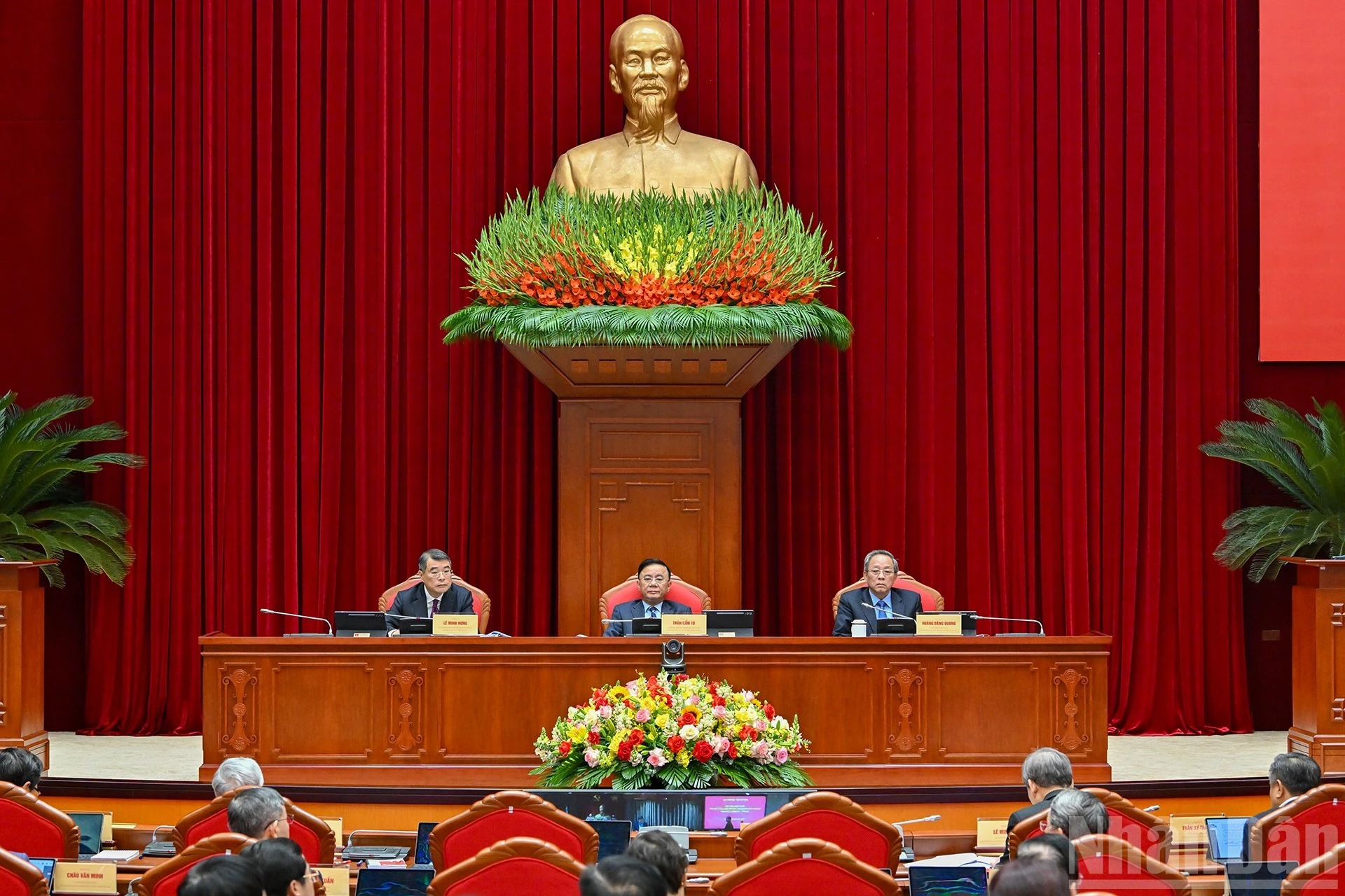 Thường trực Ban Bí thư Trần Cẩm Tú cùng các đồng chí lãnh đạo Ban Tổ chức Trung ương điều hành hội nghị. Ảnh: Báo Nhân dân