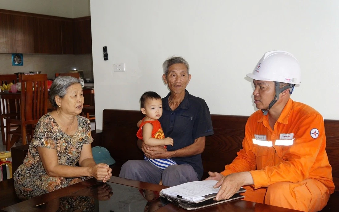 Công nhân Điện lực Thanh Hóa hướng dẫn khách hàng sử dụng điện an toàn, tiết kiệm và hiệu quả.