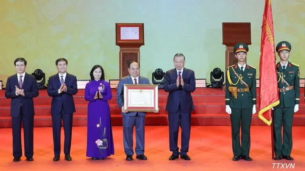 Tổng Bí thư, Chủ tịch nước Tô Lâm trao tặng Huân chương Lao động hạng Nhất cho Đảng bộ, Chính quyền và nhân dân thành phố Quảng Ninh
