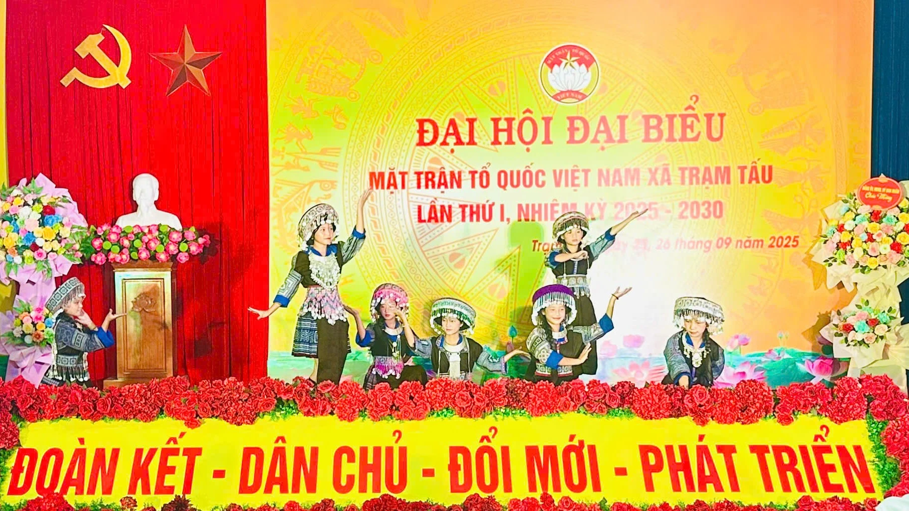 Biểu diễn văn nghệ chào mừng đại hội.