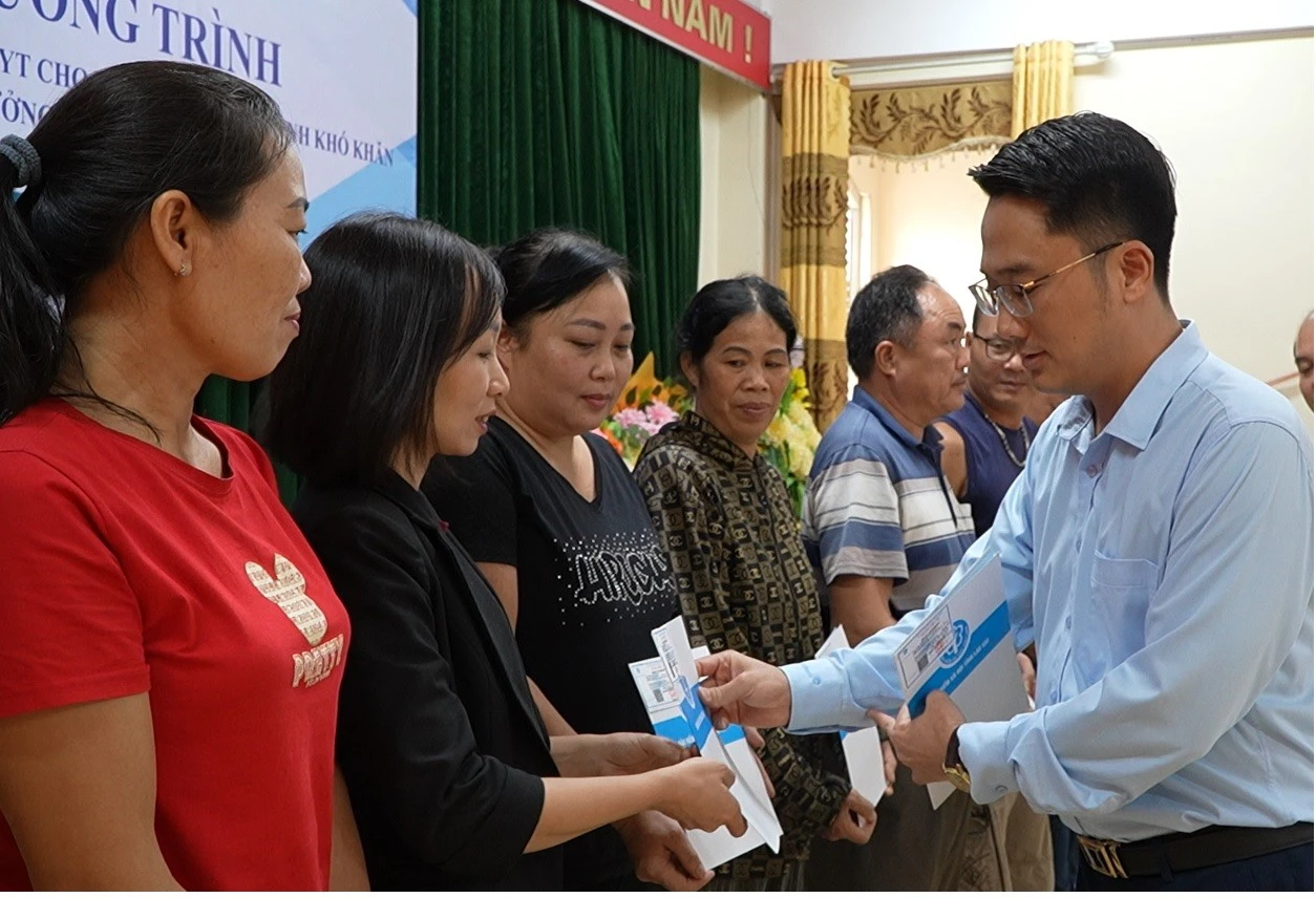 dai-dien-ngan-hang-tmcp-cong-thuong-viet-nam-chi-nhanh-lao-cai-trao-tang-the-bhyt-so-bhxh-cho-nguoi-dan.jpg