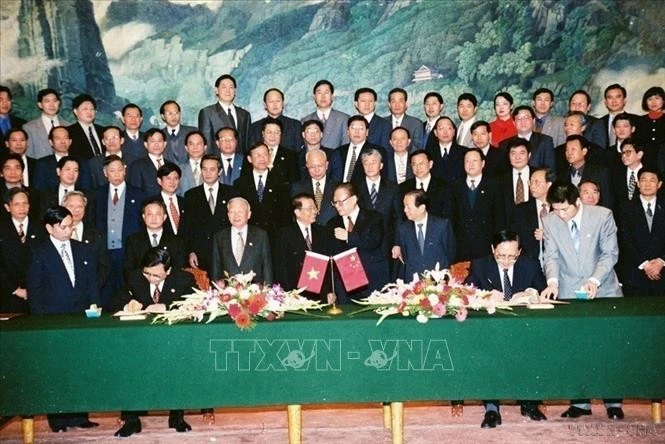 Chủ tịch nước Trần Đức Lương chứng kiến Bộ trưởng Ngoại giao Nguyễn Di Niên và Bộ Trưởng Ngoại giao Trung Quốc Đường Gia Triền ký tuyên bố chung giữa 2 nước trong chuyến thăm hữu nghị chính thức CHND Trung Hoa (12/2000).