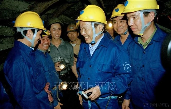 Chủ tịch nước Trần Đức Lương gặp gỡ công nhân Công ty Than Khe Chàm đang khai thác than trong hầm lò (2002).