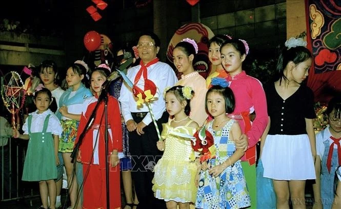 Chủ tịch nước Trần Đức Lương vui tết Trung thu với thiếu nhi Thủ đô (23/9/1999).