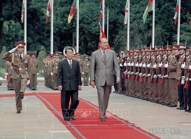Chủ tịch nước Trần Đức Lương chủ trì Lễ đón Tổng thống Pháp Jacques Chirac thăm chính thức Việt Nam và dự Hội nghị Cấp cao Diễn đàn Á - Âu lần thứ 5 (ASEM 5), từ ngày 6 - 8/10/2004.