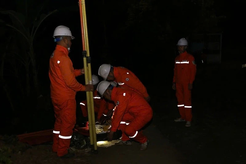 Công nhân Đội quản lý vận hành đường dây 110 kV có mặt tại hiện trường làm việc từ mờ sáng hàng ngày.