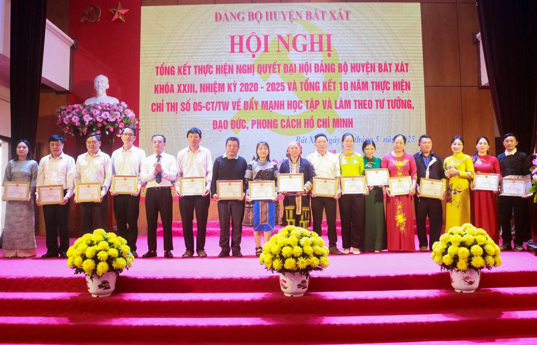 ubnd-huyen-bat-xat-khen-thuong-cac-tap-the-ca-nhan.jpg