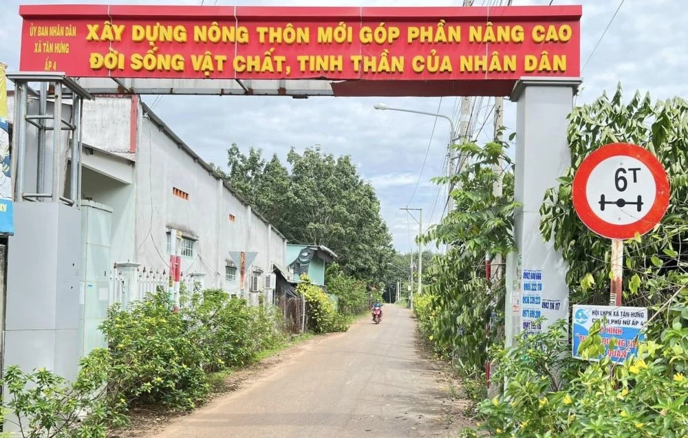 Thực hiện tốt tiêu chí môi trường trong xây dựng NTM góp phần nâng cao hiệu quả công tác bảo vệ môi trường trên địa bàn tỉnh. Trong ảnh: Tuyến đường Tân Hưng 07, xã NTM nâng cao Tân Hưng, huyện Bàu Bàng.