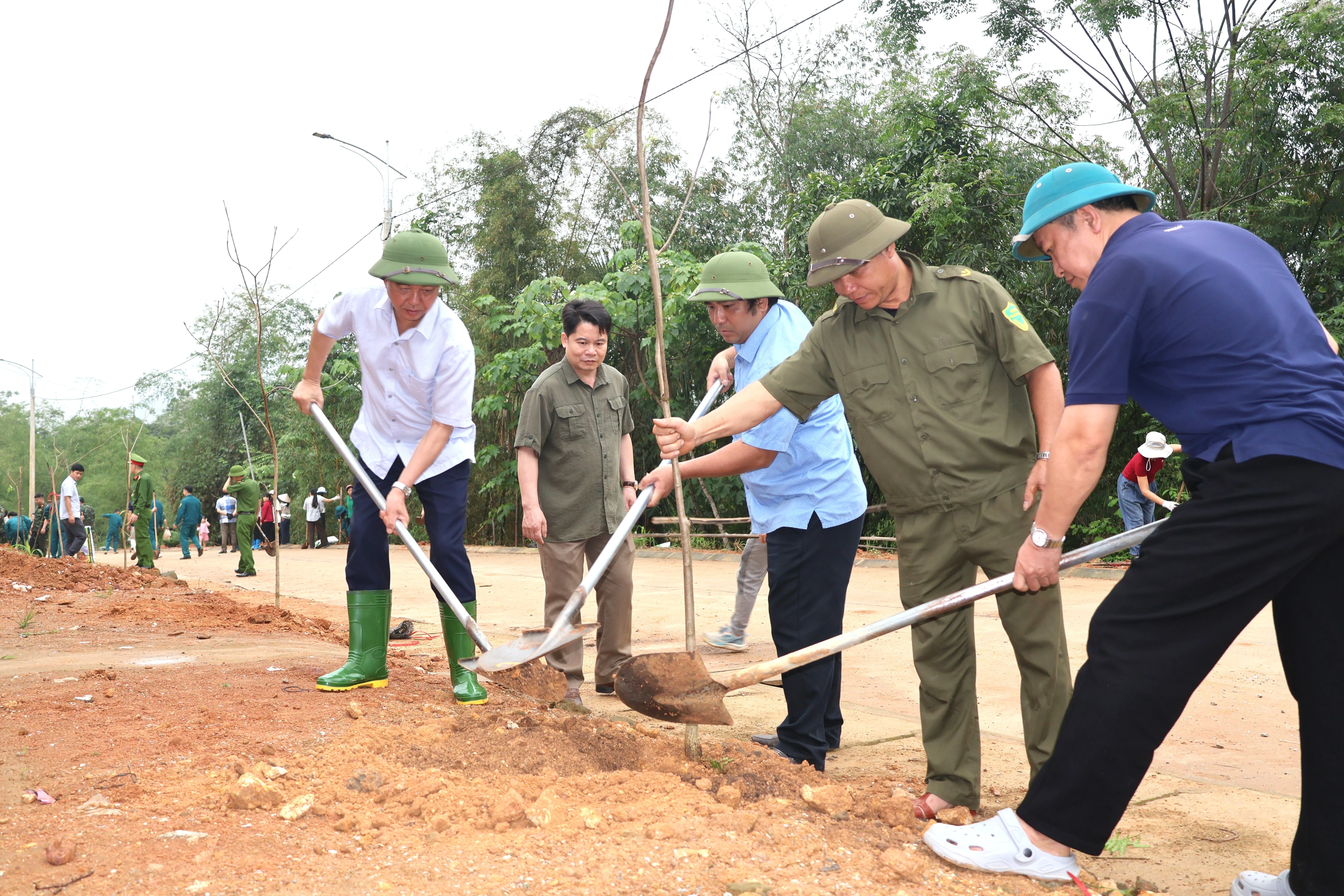 cac-dong-chi-lanh-dao-xa-tham-gia-trong-cay-phong-linh-tim.jpg