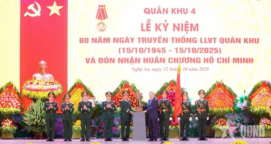 Tổng Bí thư Tô Lâm tặng LLVT Quân khu 4 tác phẩm “Bác Hồ về thăm quê năm 1961”.