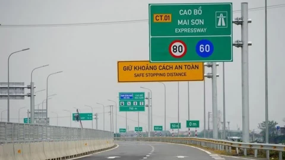Biển báo khoảng cách an toàn trên cao tốc.