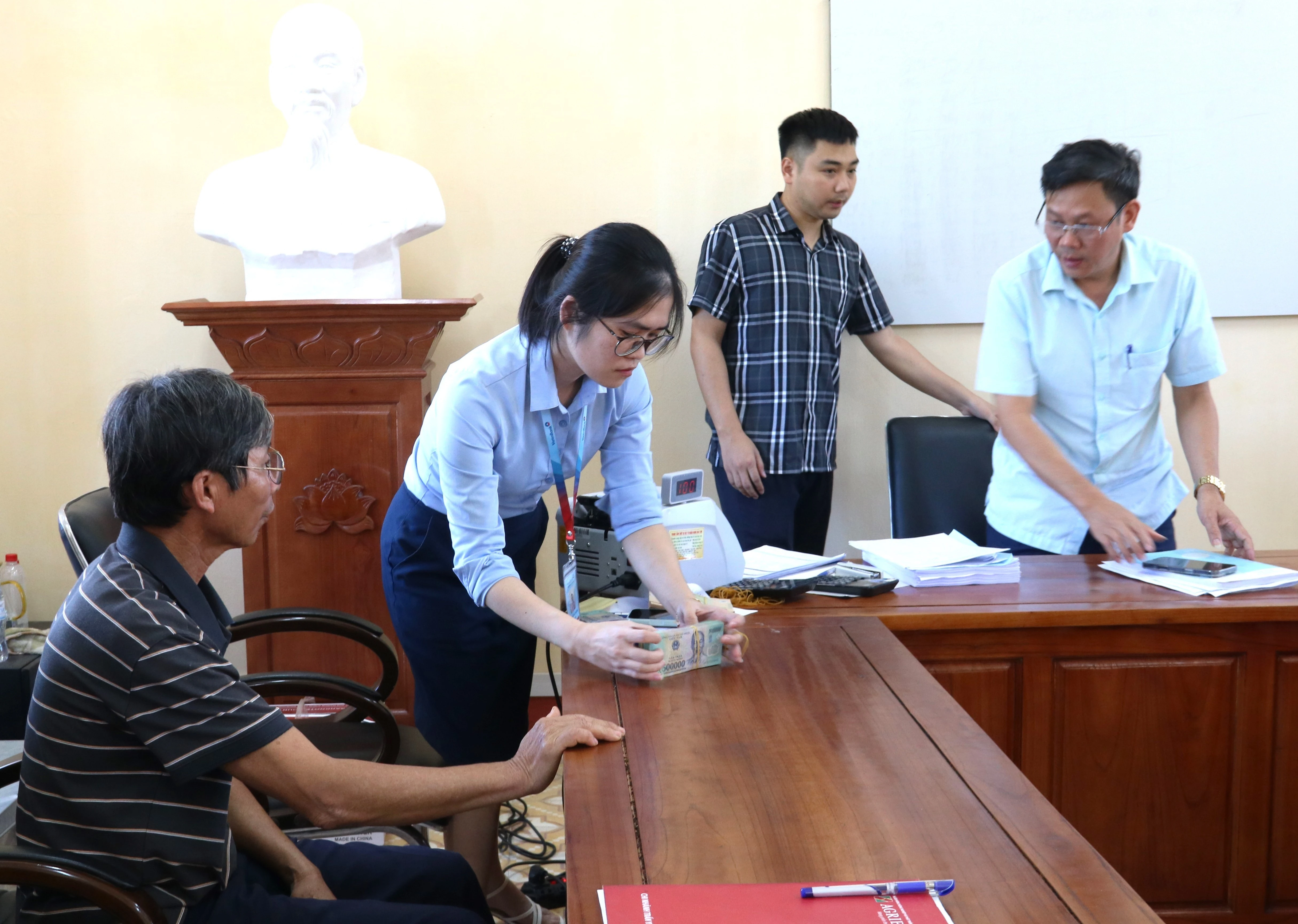 dai-dien-ngan-hang-chi-tra-kinh-phi-boi-thuong-cho-nhan-dan-anh-5-thanh-nghi-2648.jpg