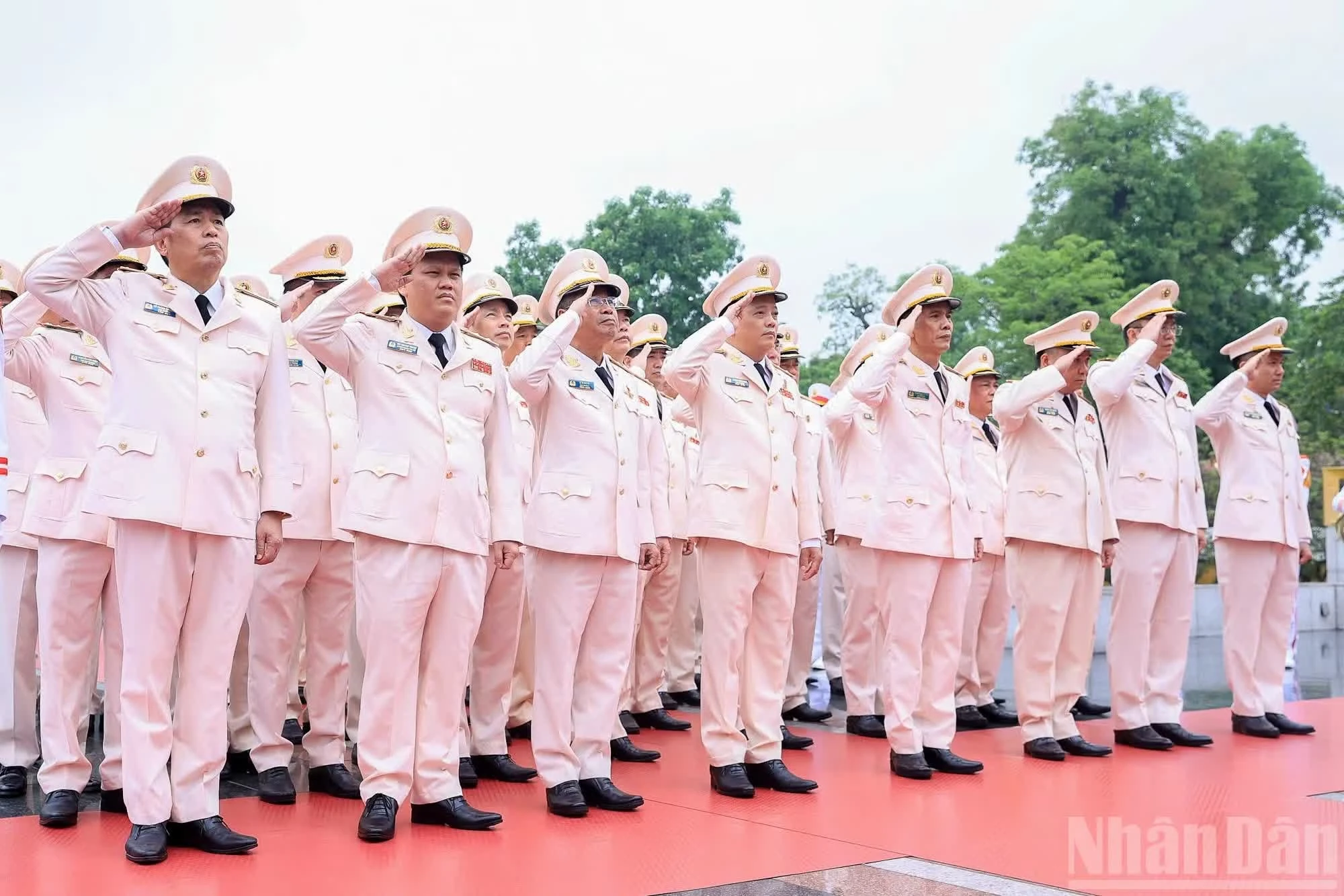 Đoàn đại biểu Đảng ủy Công an Trung ương, Bộ Công an tưởng niệm các Anh hùng liệt sĩ.