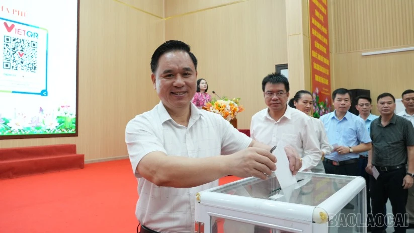 baolaocai-br_cac-dong-chi-lanh-dao-can-bo-cong-chuc-vien-chuc-dai-dien-cac-thon-nguoi-lao-dong-tren-dia-ban-xa-tham-gia-ung-ho-quy-vi-nguoi-ngheo.jpg