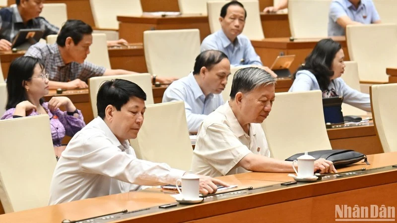 Các đại biểu Quốc hội biểu quyết thông qua Nghị quyết của Quốc hội về một số cơ chế, chính sách đặc biệt phát triển kinh tế tư nhân.