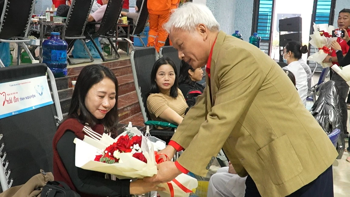tang-hoa-cho-nguoi-dan.jpg