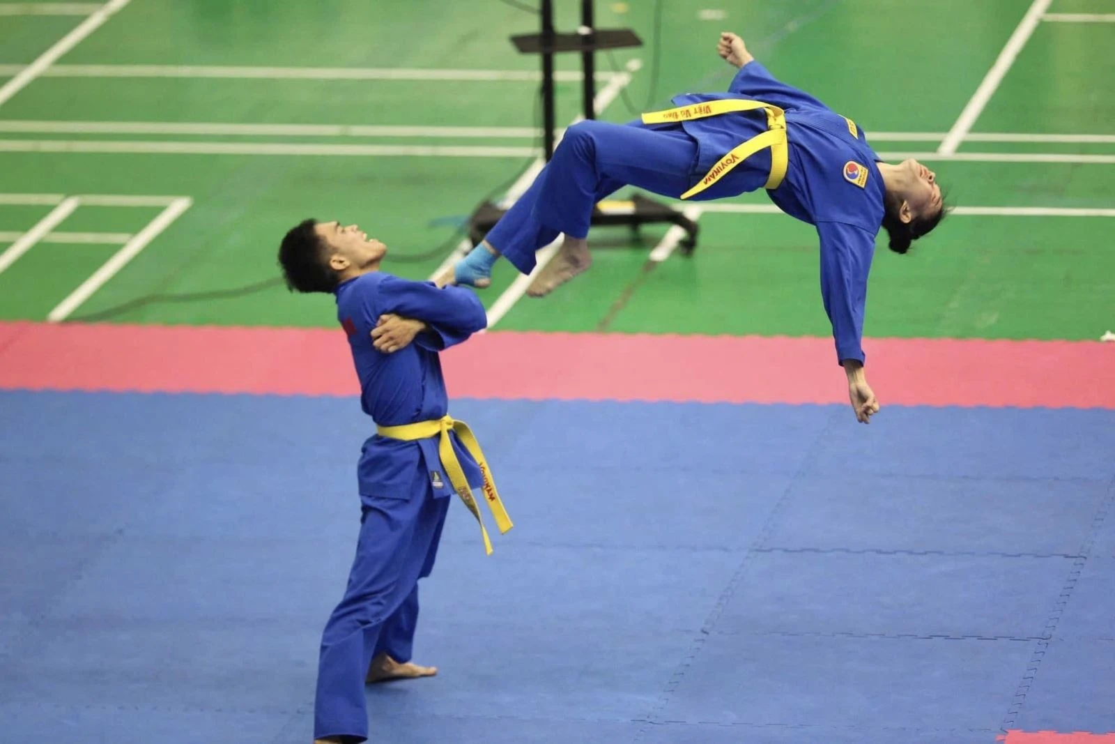 Chị Nguyễn Kim Hậu cùng đồng đội thực hiện các động tác trong bộ môn Vovinam.