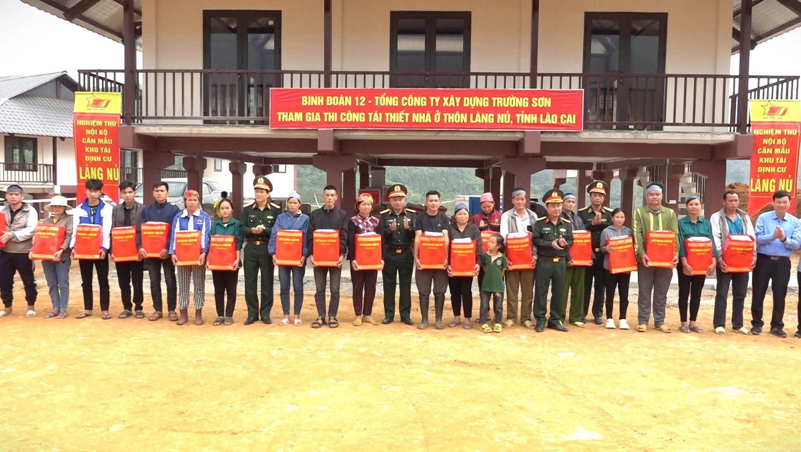 tang-qua-cho-nhan-dan-thon-lang-nu.jpg