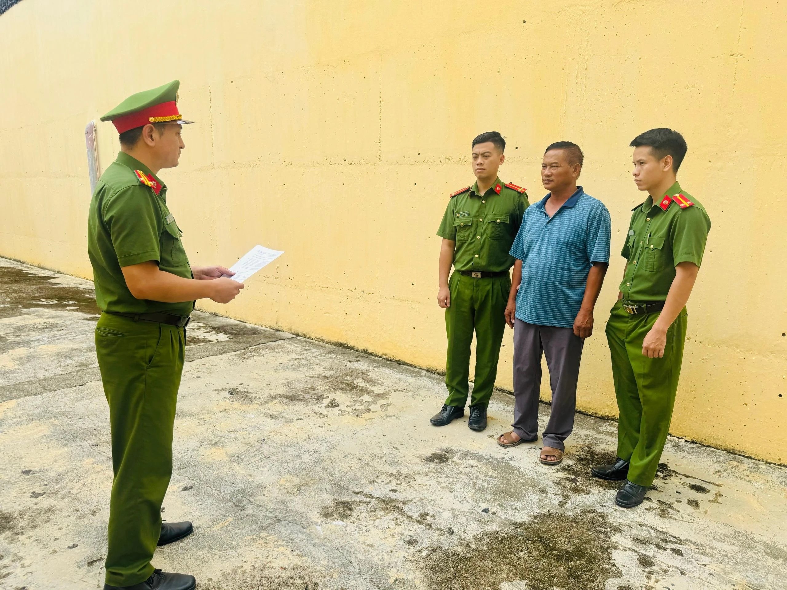 Ảnh 5. Thi hành lệnh bắt người bị giữ trong trường hợp khẩn cấp.jpg