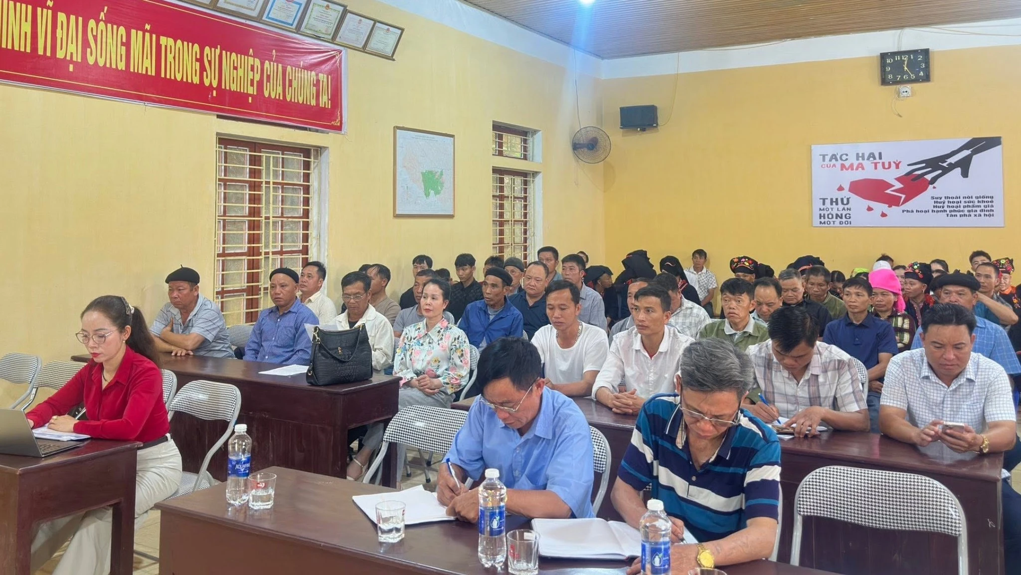 hau-het-nguoi-dan-trong-xa-deu-dong-tinh-chu-truong-sat-nhap-9844.jpg