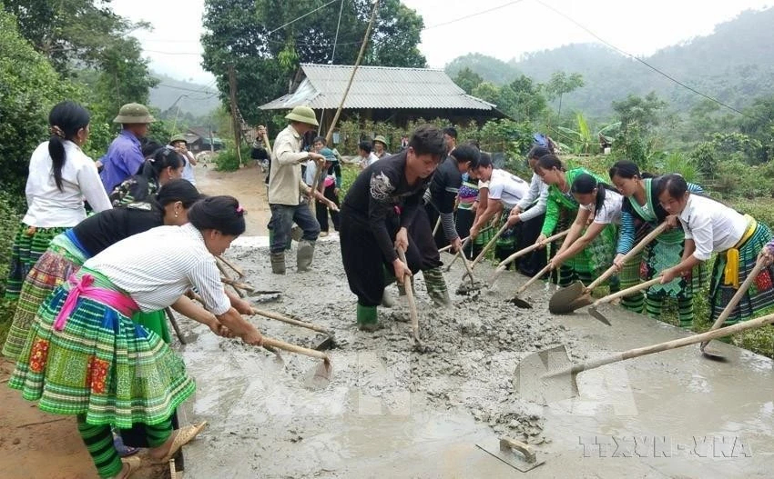 Người dân xã Hồng Ca, huyện Trấn Yên, tỉnh Yên Bái (cũ ) làm đường giao thông nông thôn, xây dựng Nông thôn mới.