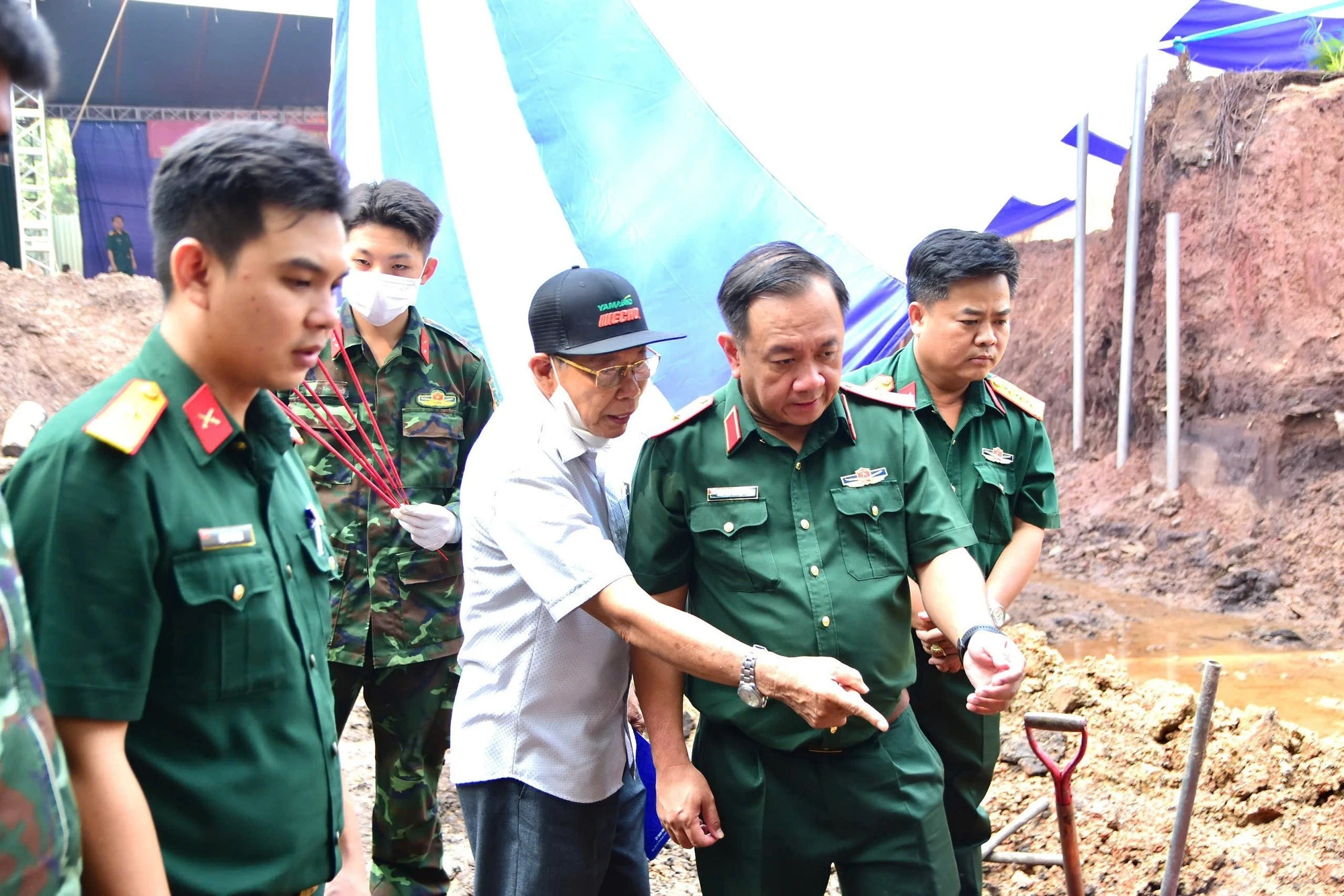 Thiếu tướng Nguyễn Thành Trung, Chính ủy Bộ Tư lệnh TP Hồ Chí Minh trao đổi, thăm hỏi các cựu chiến binh.