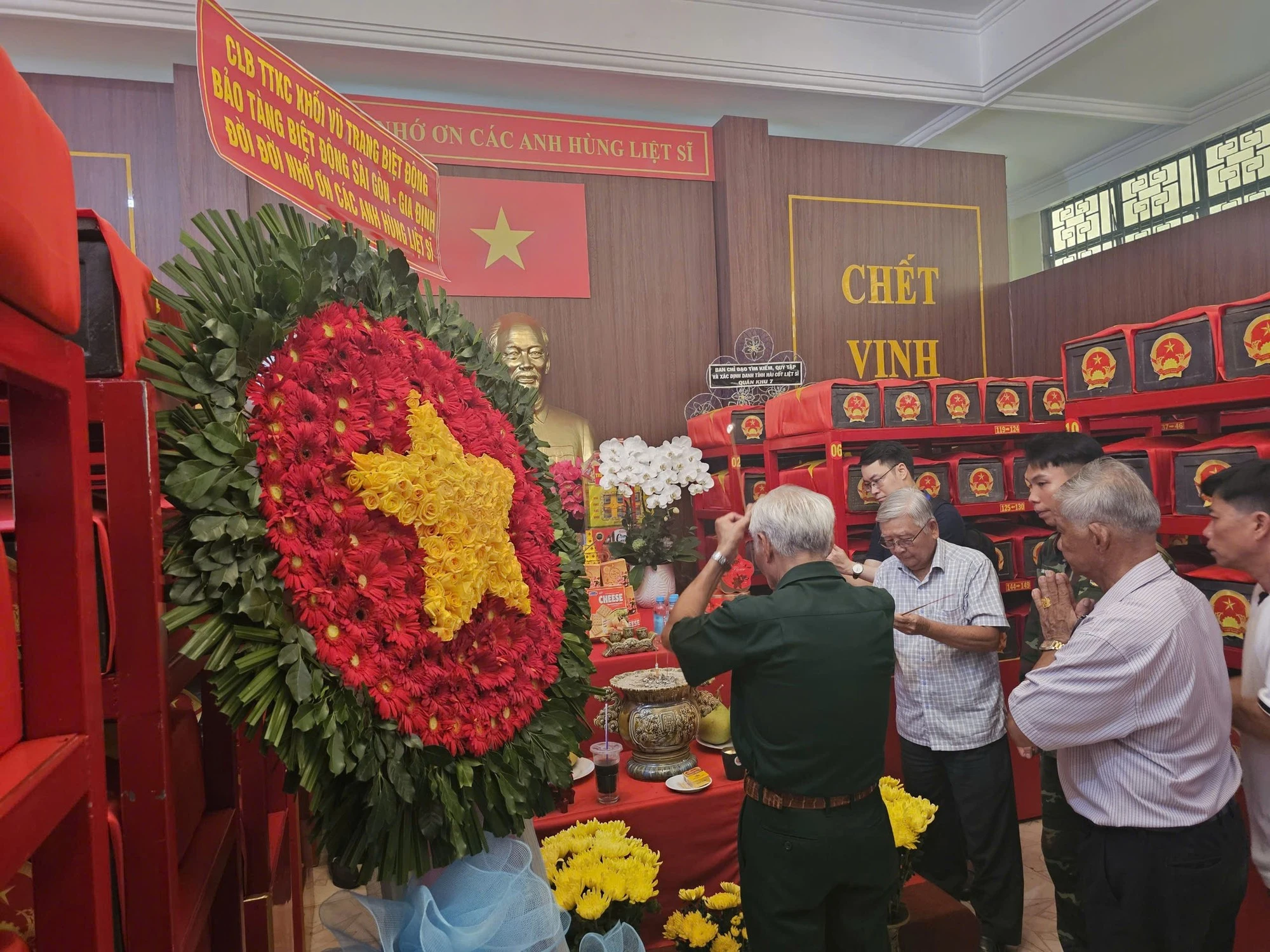 Thành kính thắp nén nhang trước các anh linh liệt sĩ tại Nhà tưởng niệm quàn hài cốt tại Công viên Lê Thị Riêng.