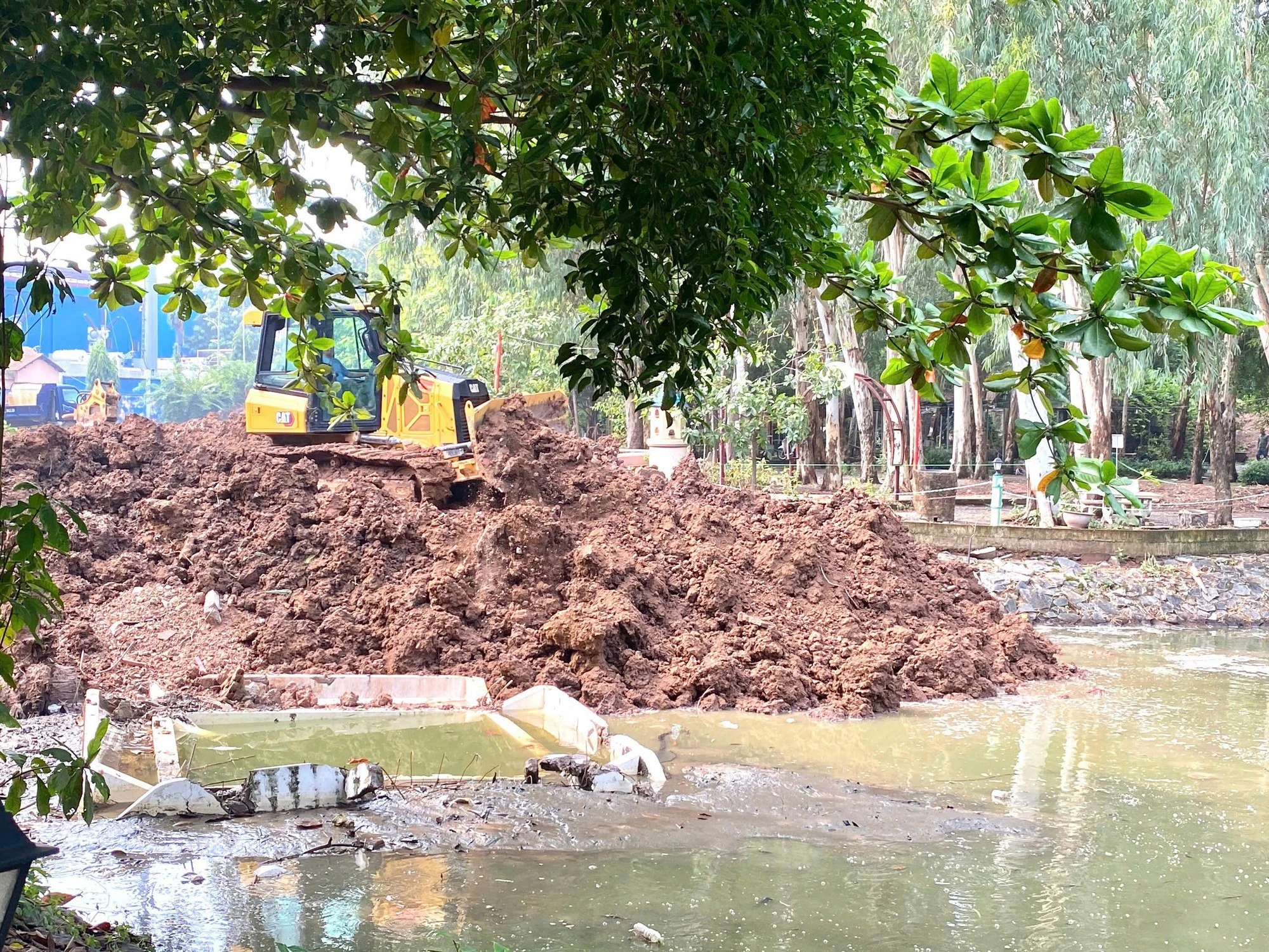 Lực lượng làm nhiệm vụ xử lý hơn 500 m³ đất, tiếp tục mở rộng phạm vi tìm kiếm tại Khu A, Công viên Lê Thị Riêng.