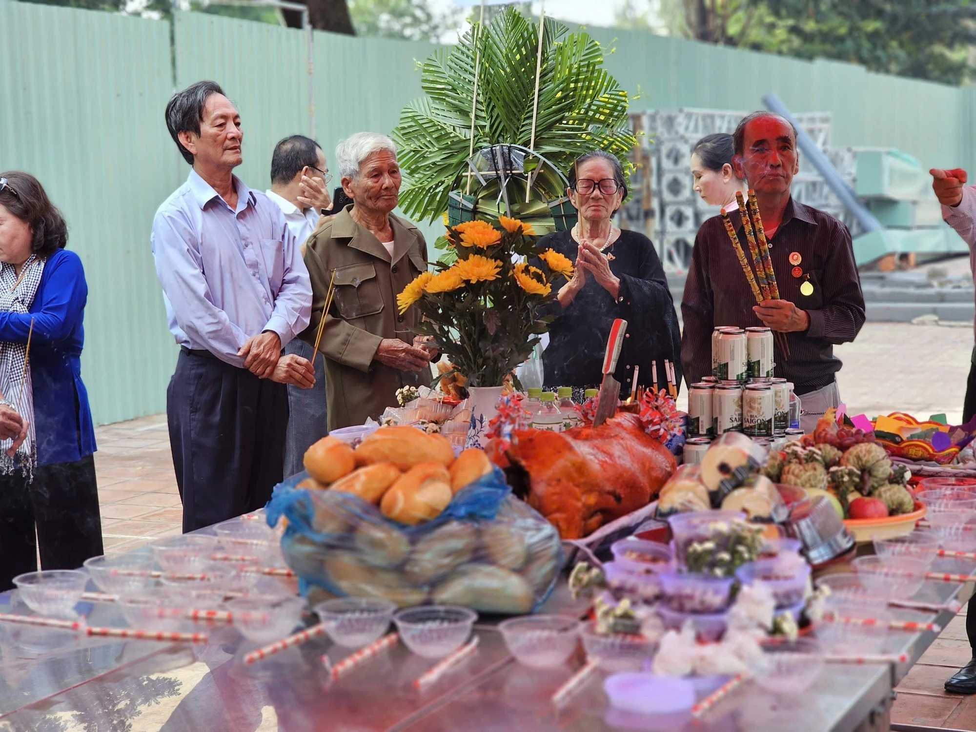 Các cựu chiến binh, thân nhân liệt sĩ dâng hương, dâng hoa tại Công viên Lê Thị Riêng.
