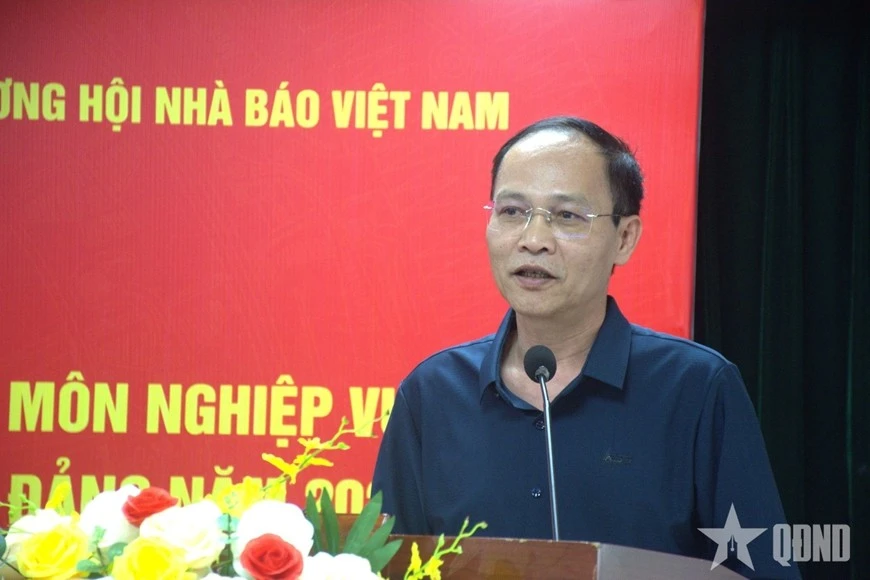 Đại tá Lê Ngọc Long, Phó tổng biên tập Báo Quân đội nhân dân, Chủ tịch Liên chi hội Nhà báo Báo Quân đội nhân dân trình bày tham luận.