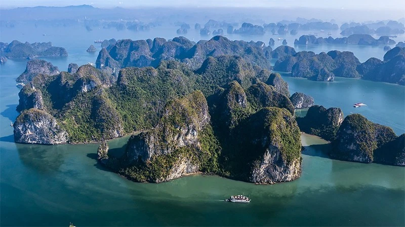 Vẻ đẹp cuốn hút của Vịnh Hạ Long.