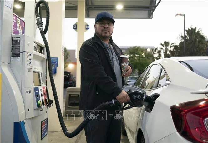 Bơm xăng cho phương tiện tại trạm xăng ở California, Mỹ.