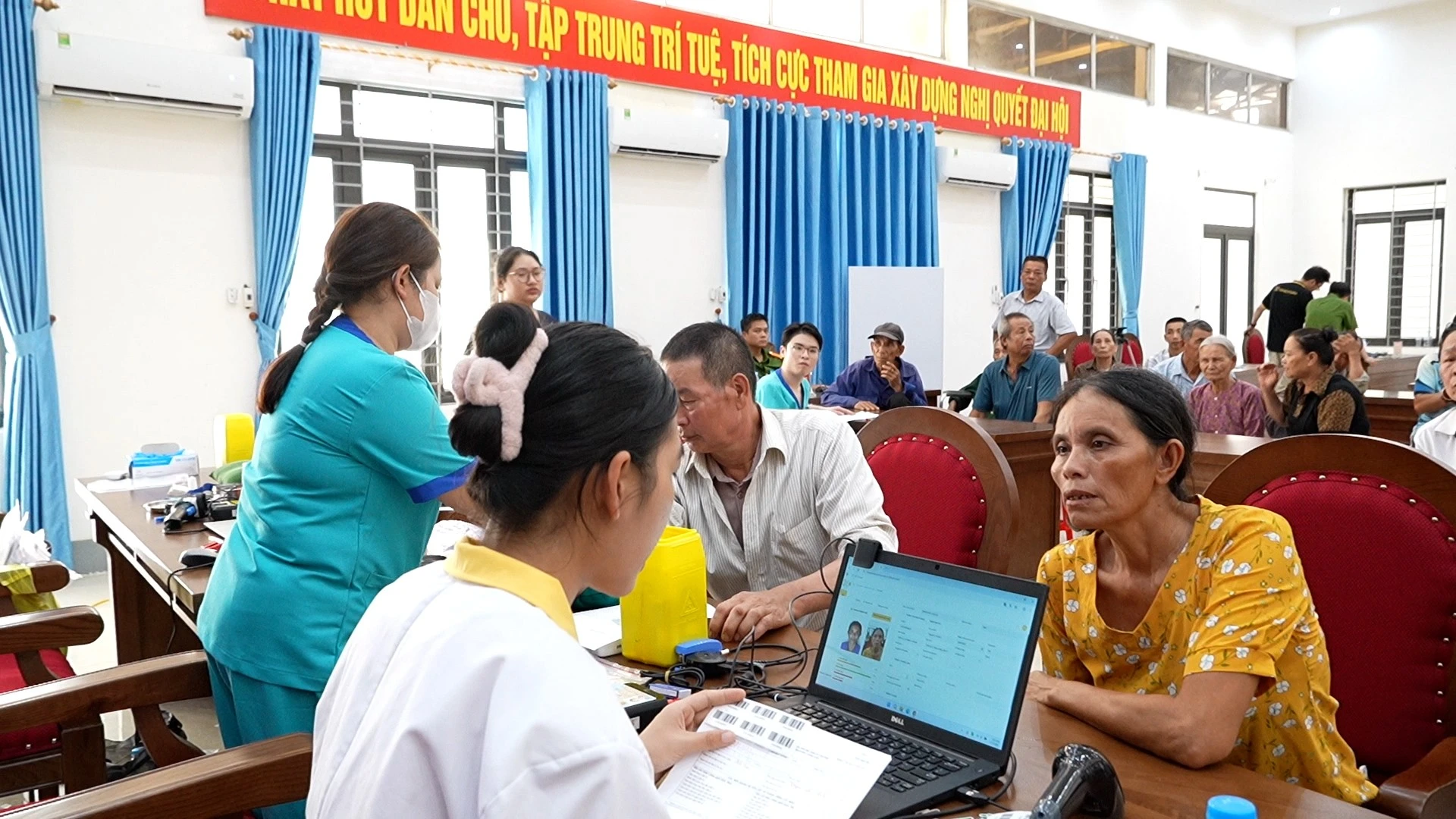 Cơ quan chức năng kiểm tra xác minh thông tin trên hệ thống và hỗ trợ thân nhân liệt sĩ đăng ký lấy mẫu.