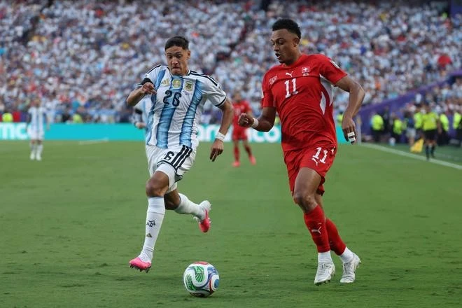 Thụy Sĩ (phải) dồn ép Argentina để tìm kiếm bàn thắng - Ảnh: AFP