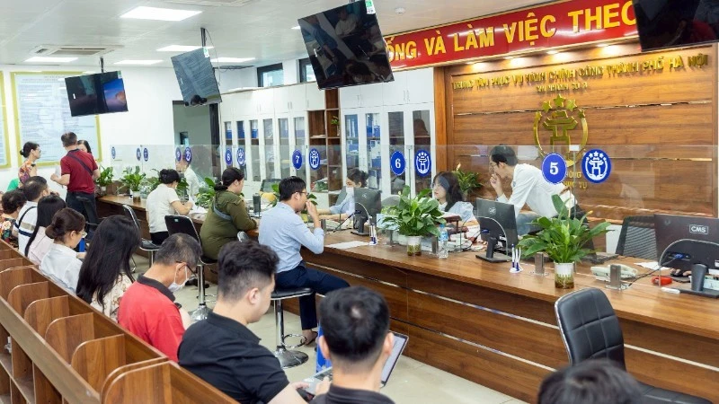 Người dân đến giải quyết thủ tục hành chính tại Trung tâm Phục vụ Hành chính công-Chi nhánh số 3-phường Đống Đa, Hà Nội.