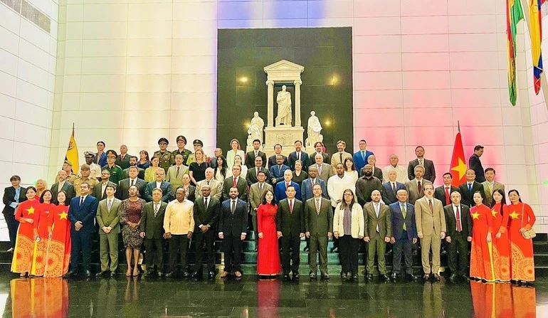 Cán bộ Đại sứ quán Việt Nam tại Venezuela và lãnh đạo Bộ Ngoại giao Venezuela tham dự Lễ đặt vòng hoa tại Đền quốc gia Panteón, viếng Nhà giải phóng, anh hùng dân tộc Venezuela, Simón Bolivar.